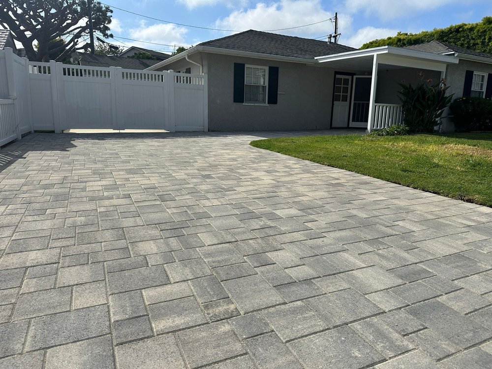 Paver patio and lawn built by Dreamliner Construction